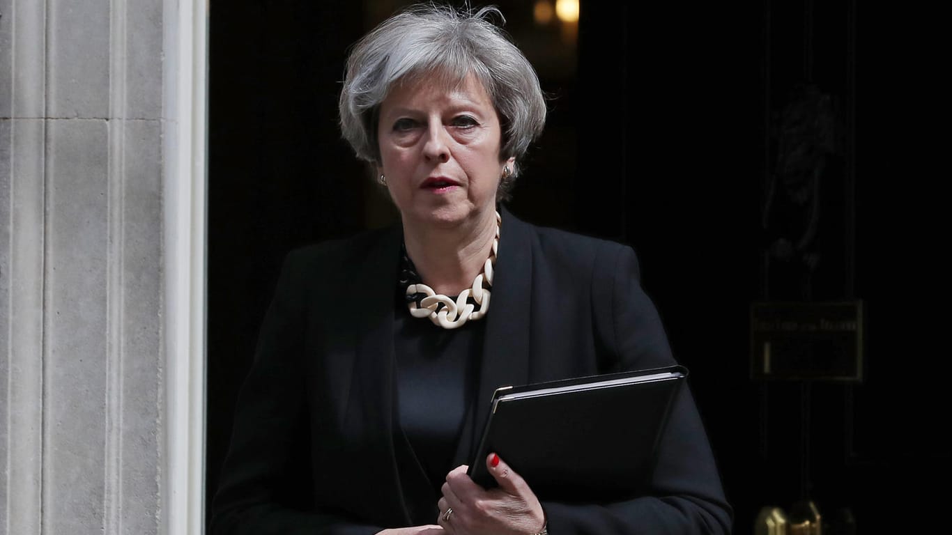 Premierministerin Theresa May spricht vor ihrem Amtssitz in der Downing Street zu Journalisten. Wenige Tage vor der Parlamentswahl sind bei einem Terrorangriff mindestens sieben Menschen getötet worden.