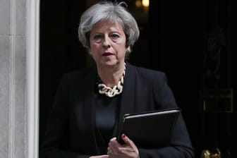 Premierministerin Theresa May spricht vor ihrem Amtssitz in der Downing Street zu Journalisten. Wenige Tage vor der Parlamentswahl sind bei einem Terrorangriff mindestens sieben Menschen getötet worden.