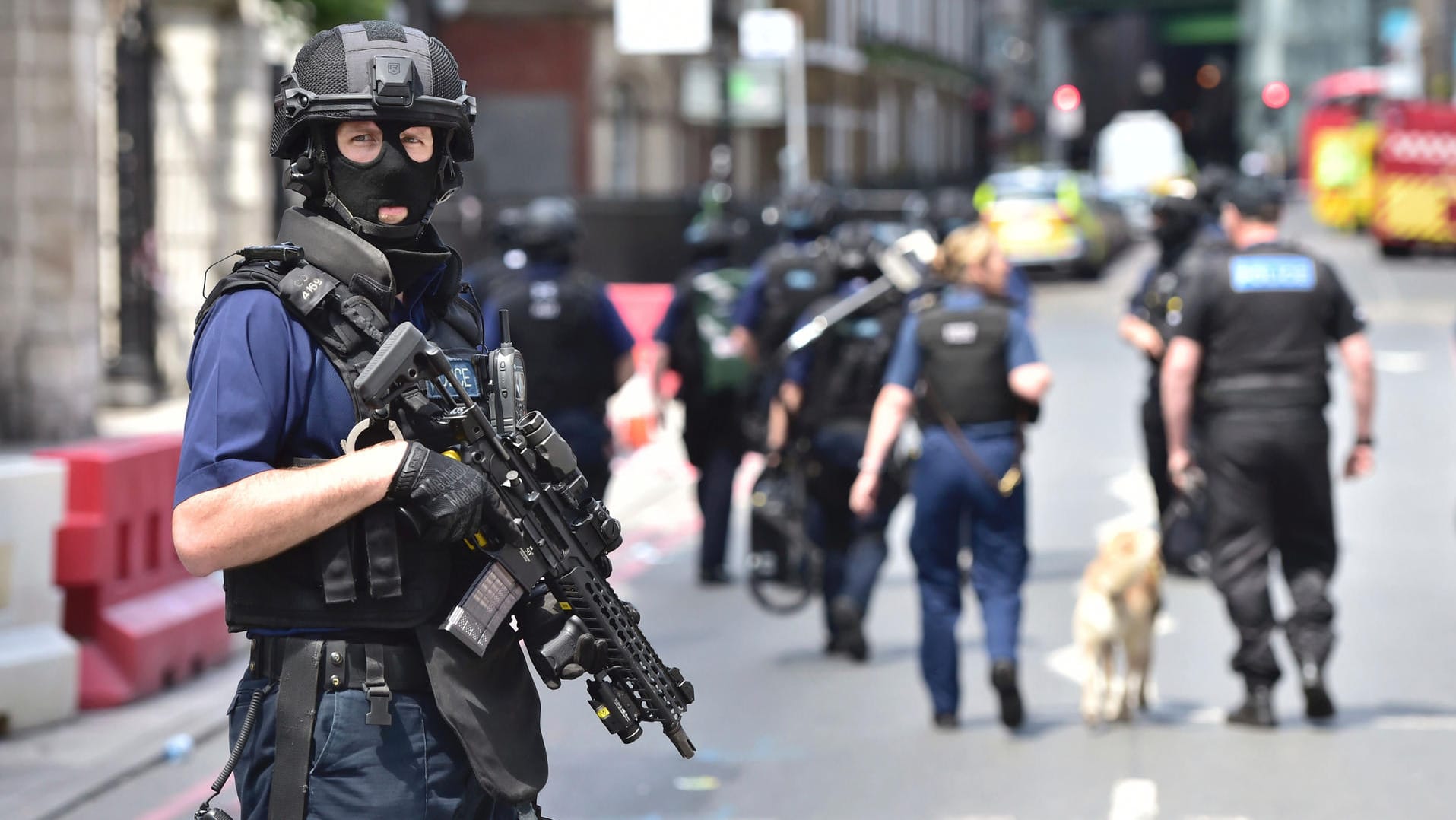 Schwerbewaffnete Polizisten gehören nach der Terror-Nacht zum Alltag in London.