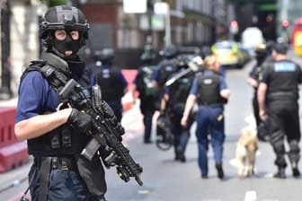 Schwerbewaffnete Polizisten gehören nach der Terror-Nacht zum Alltag in London.