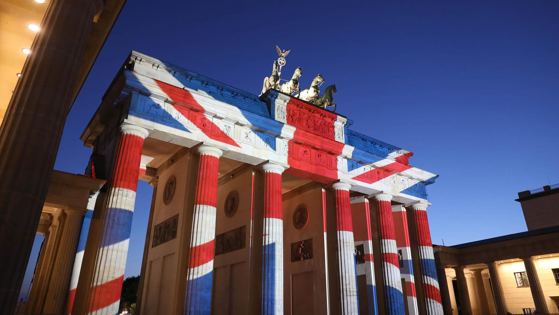 Brandenburger Tor wird angestrahlt