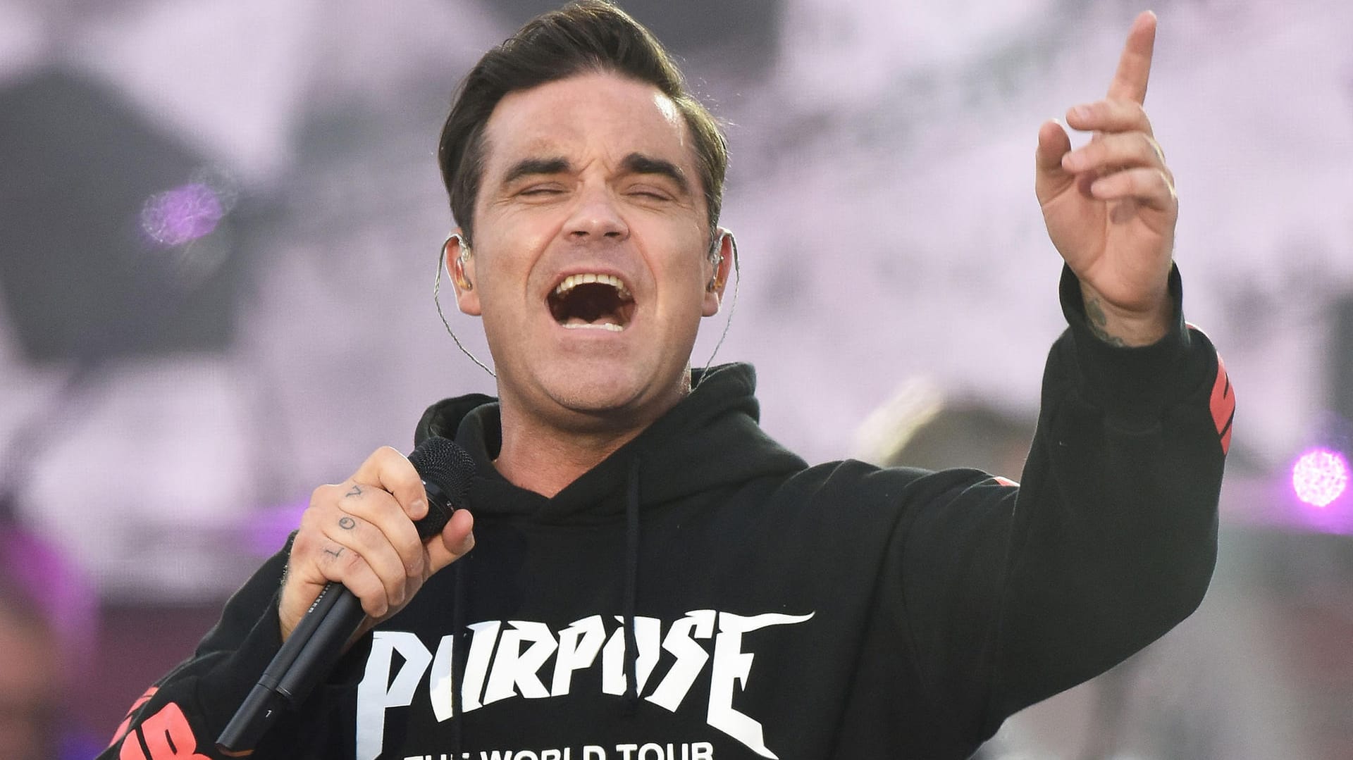 Robbie Williams wurde von Gary Barlow auf die Bühne geholt.