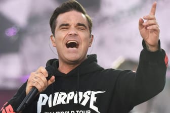 Robbie Williams wurde von Gary Barlow auf die Bühne geholt.