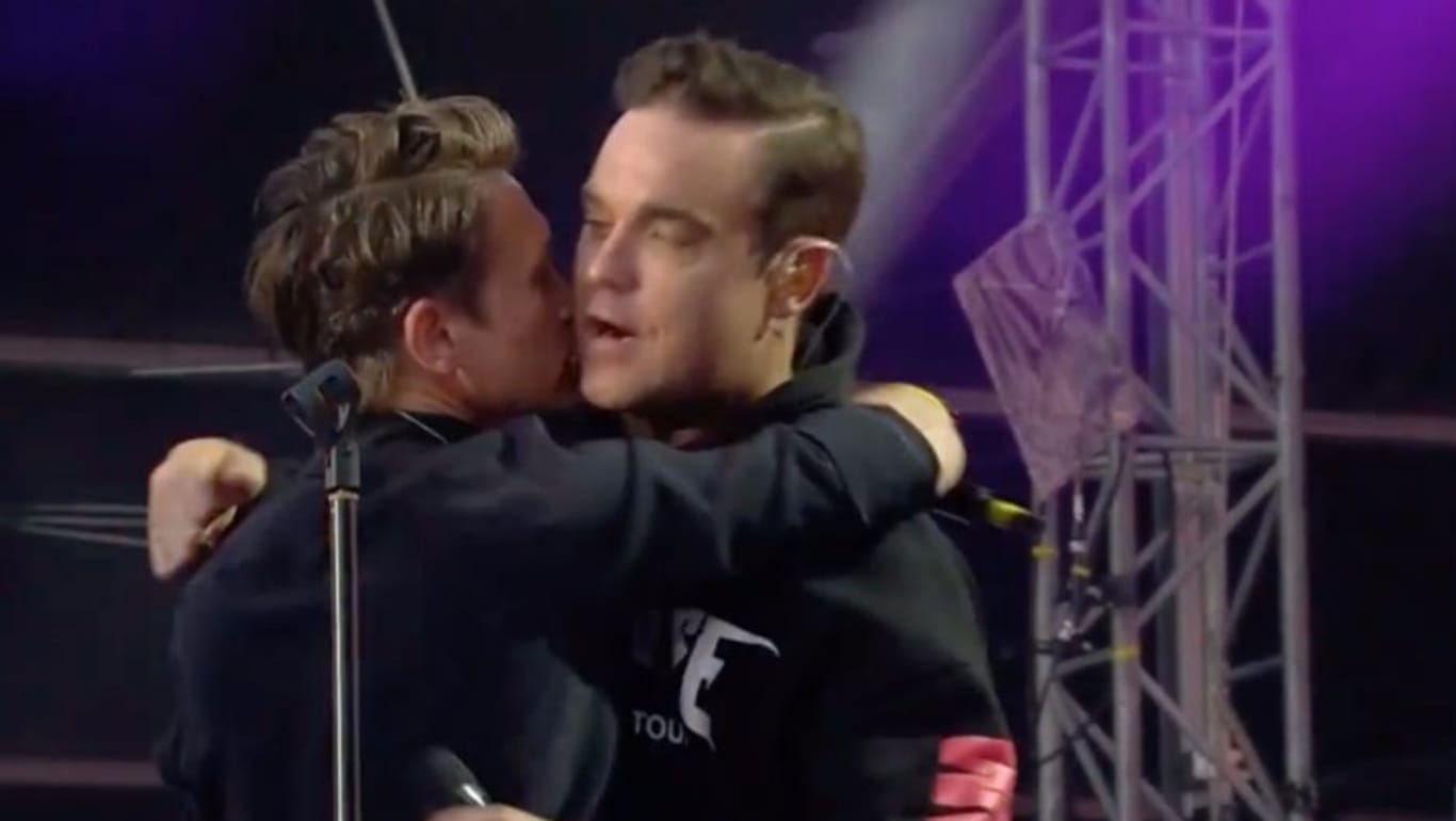 Für Robbie Williams und Gary Barlow ist es ein besonderer Moment auf der Bühne in Manchester.