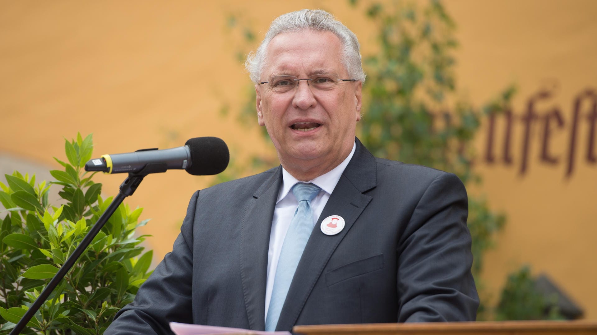 Der bayerische Innenminister Joachim Herrmann spricht anlässlich des Pfingsttreffens der Siebenbürger Sachsen in Dinkelsbühl. Der bayerische Innenminister Joachim Herrmann spricht anlässlich des Pfingsttreffens der Siebenbürger Sachsen in Dinkelsbühl.