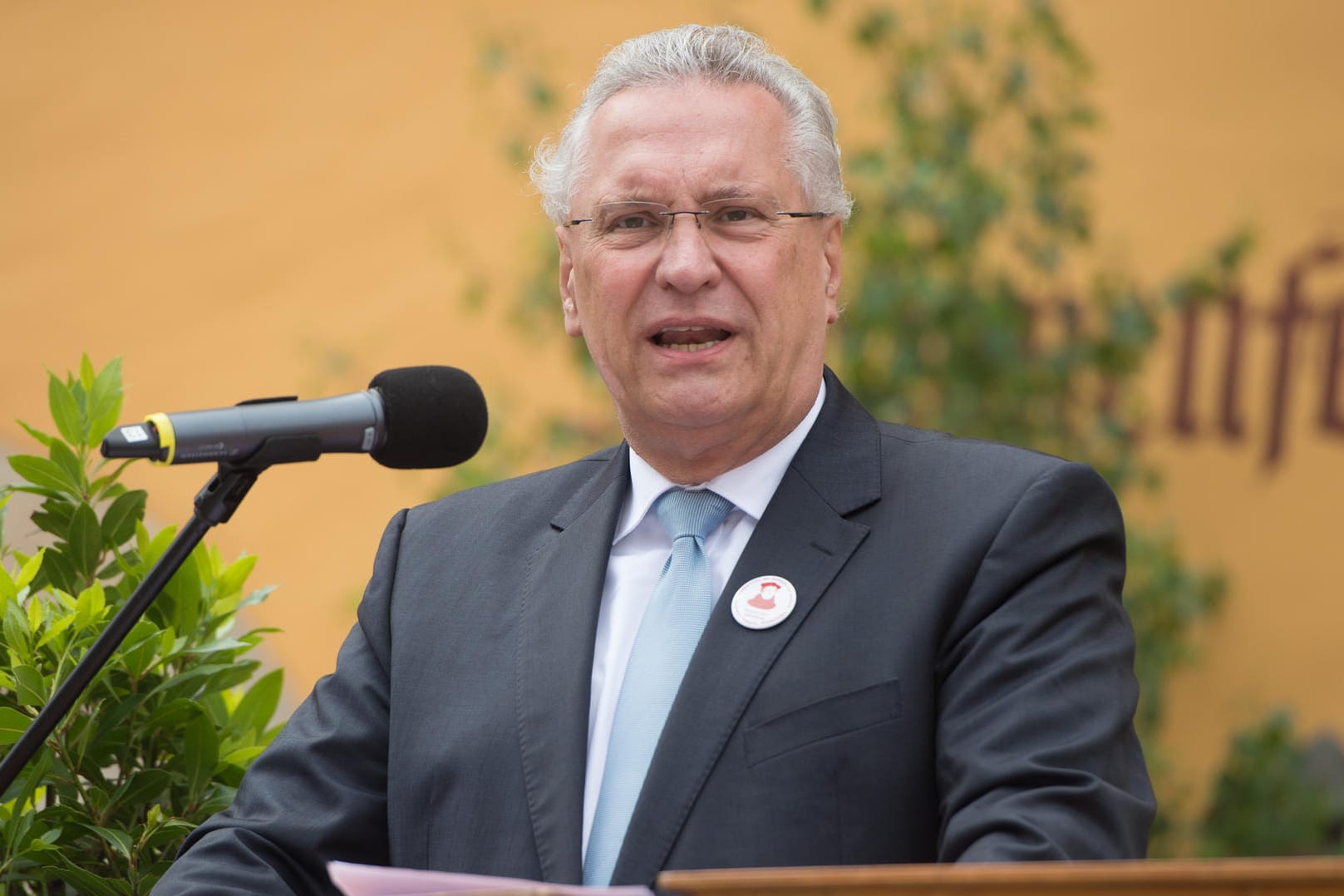 Der bayerische Innenminister Joachim Herrmann spricht anlässlich des Pfingsttreffens der Siebenbürger Sachsen in Dinkelsbühl.