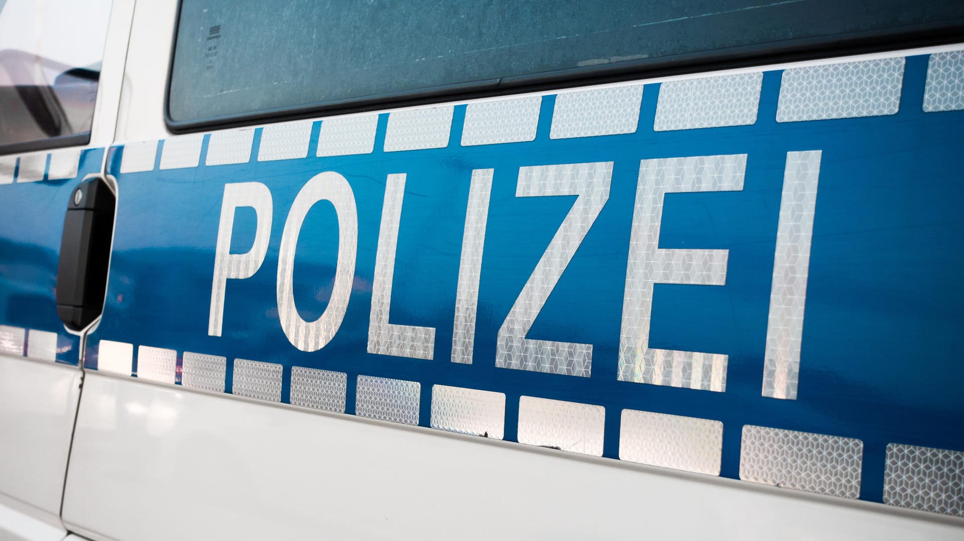 Die Polizei teilte mit, dass der Mann den Vorfall überlebt habe. Die Polizei teilte mit, dass der Mann den Vorfall überlebt habe.
