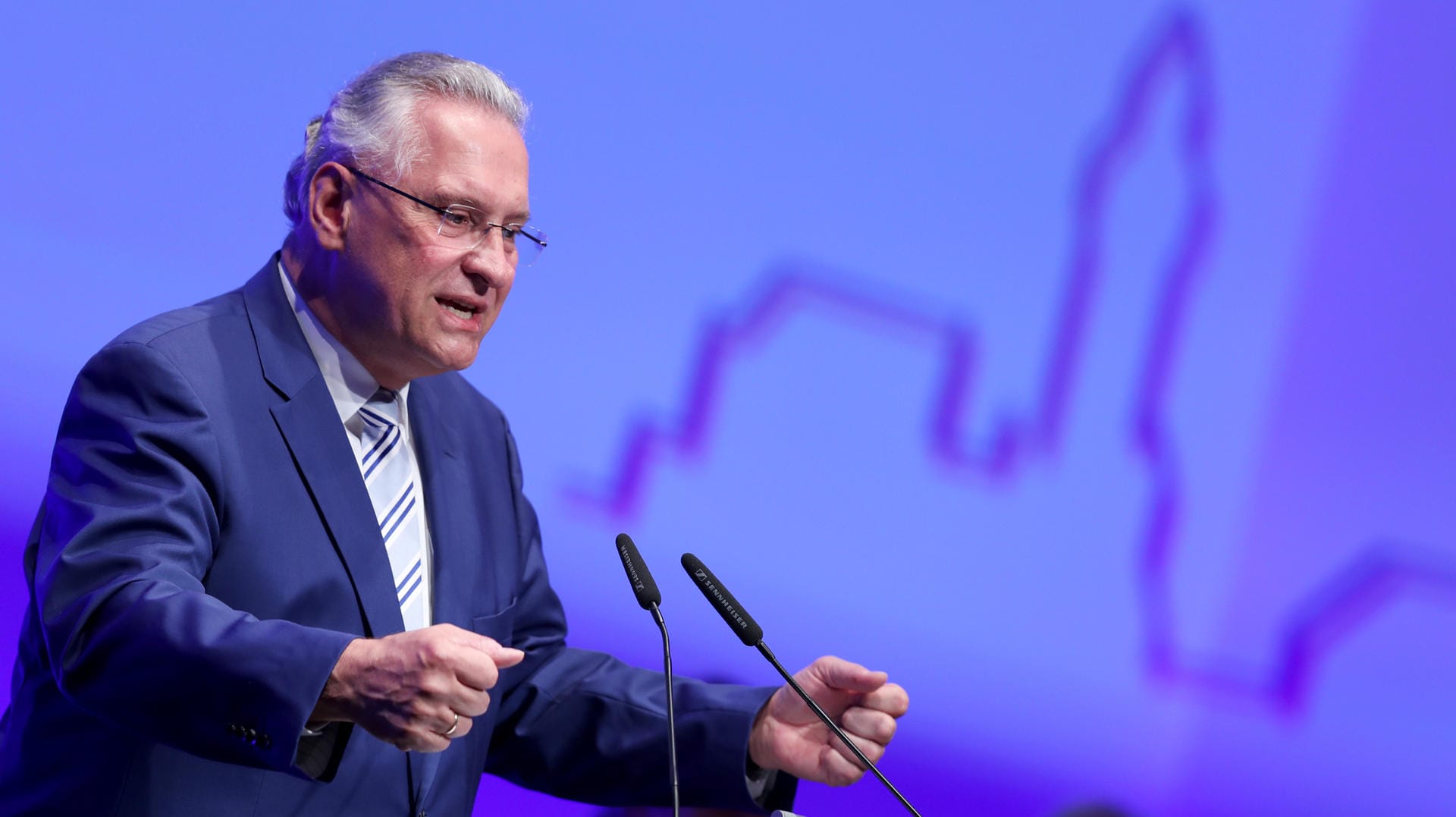 Herrmann: "Minderjährige haben schon schwere Gewalttaten begangen. Da muss der Staat konsequent handeln." Herrmann: "Minderjährige haben schon schwere Gewalttaten begangen. Da muss der Staat konsequent handeln."