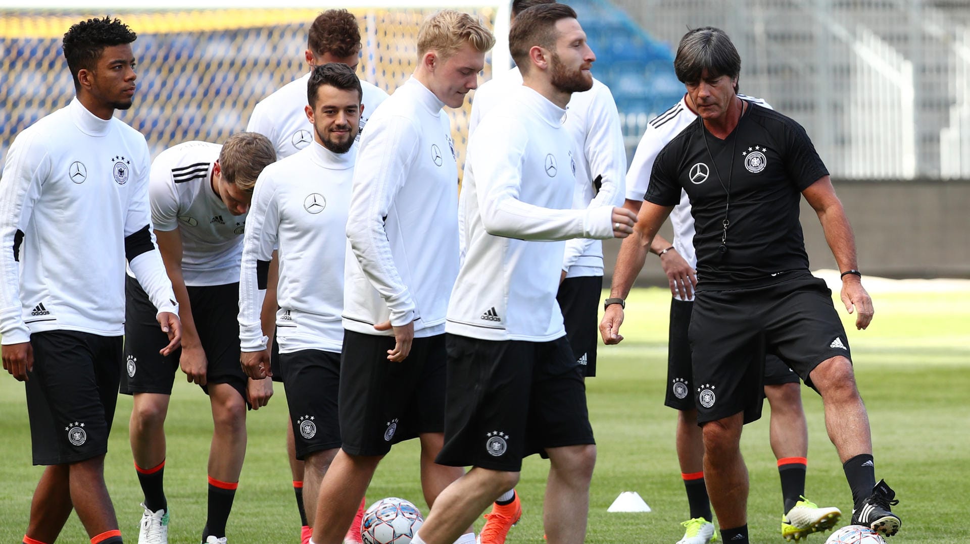 Joachim Löw während des Trainings im Bröndby-Stadion mit Shkodran Mustafi (6. v. l.), der ein potenzieller Kapitän ist. Joachim Löw während des Trainings im Bröndby-Stadion mit Shkodran Mustafi (6. v. l.), der ein potenzieller Kapitän ist.