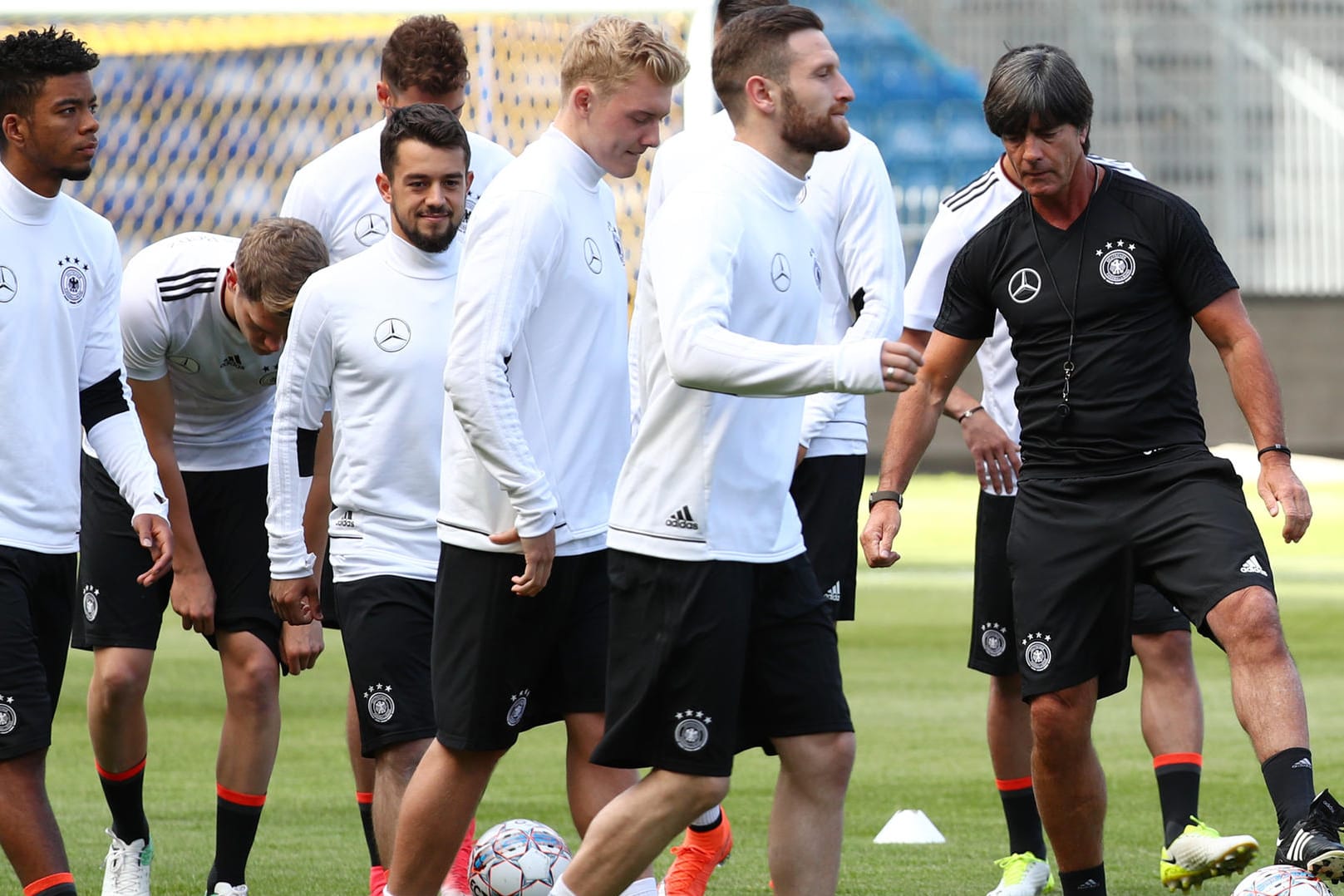 Joachim Löw während des Trainings im Bröndby-Stadion mit Shkodran Mustafi (6. v. l.), der ein potenzieller Kapitän ist.
