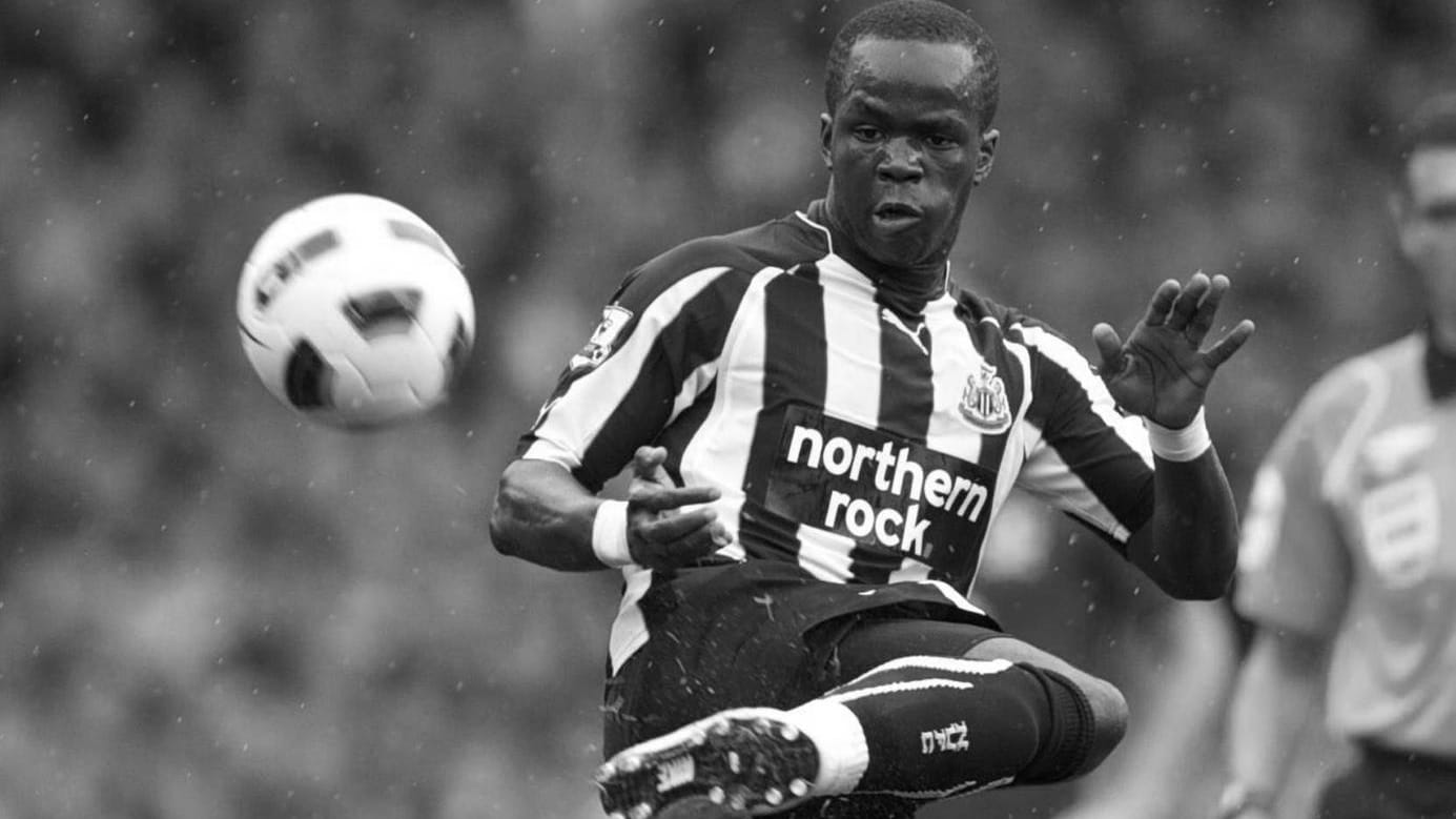 Cheik Tioté im Trikot von Newcastle United (2010).
