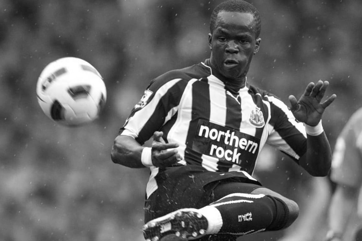 Cheik Tioté im Trikot von Newcastle United (2010).