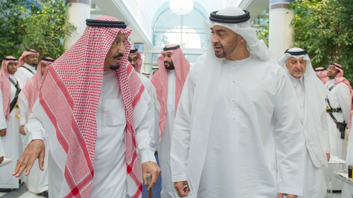 Der saudische König Salman (l) und der Emir und Premierminister von Abu Dhabi, Scheich Muhammad bin Zayid Al Nahyan (r).