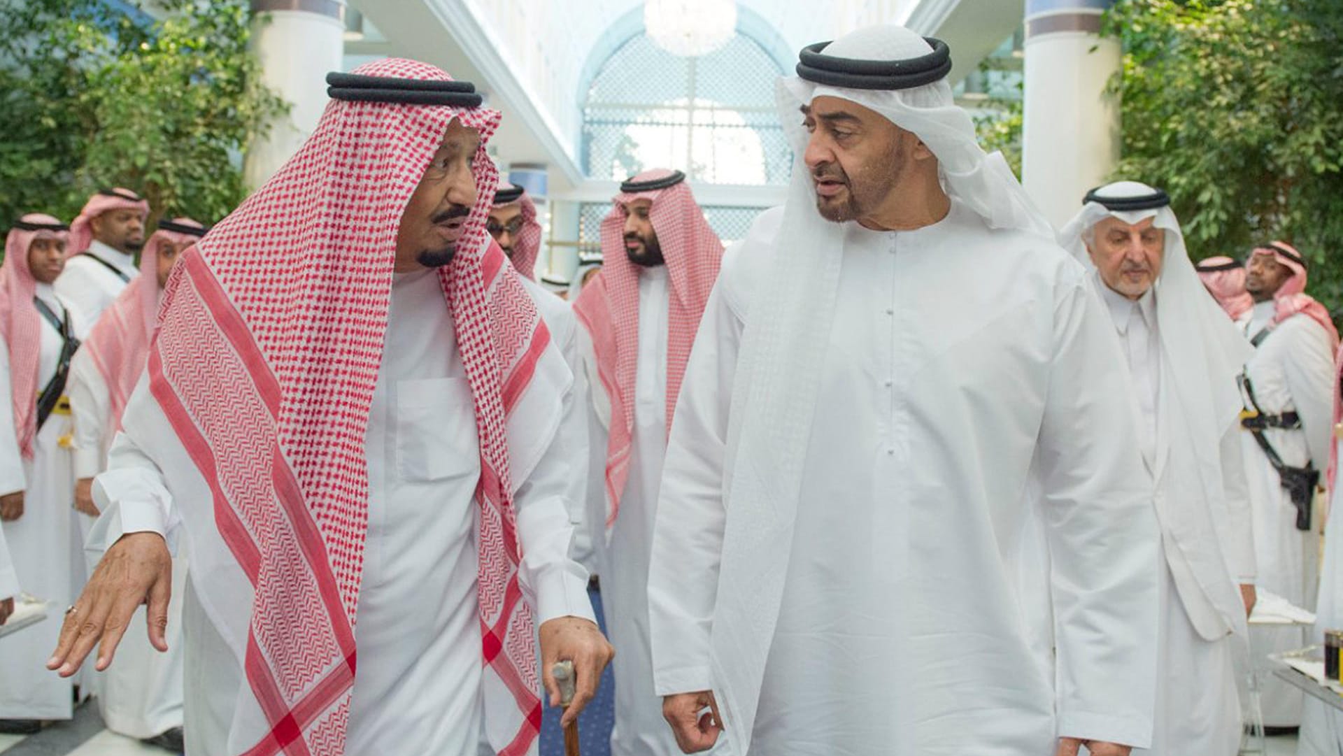 Der saudische König Salman (l) und der Emir und Premierminister von Abu Dhabi, Scheich Muhammad bin Zayid Al Nahyan (r). Der saudische König Salman (l) und der Emir und Premierminister von Abu Dhabi, Scheich Muhammad bin Zayid Al Nahyan (r).