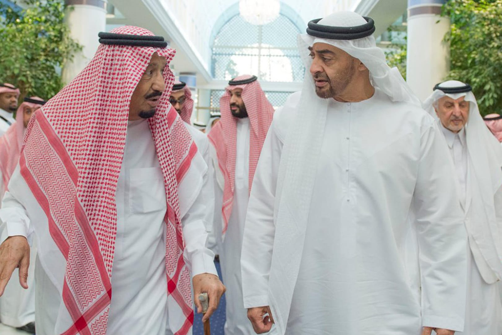 Der saudische König Salman (l) und der Emir und Premierminister von Abu Dhabi, Scheich Muhammad bin Zayid Al Nahyan (r).