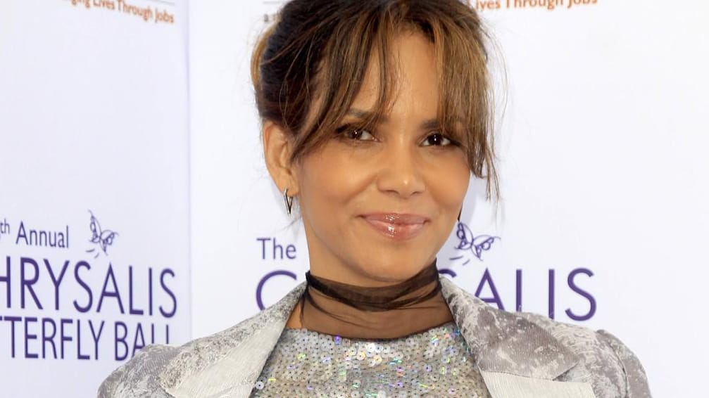 Halle Berry trug dieses hübsche Glitzerkleid, doch ihr leichter Bauchansatz gab Anlass zu Spekulationen