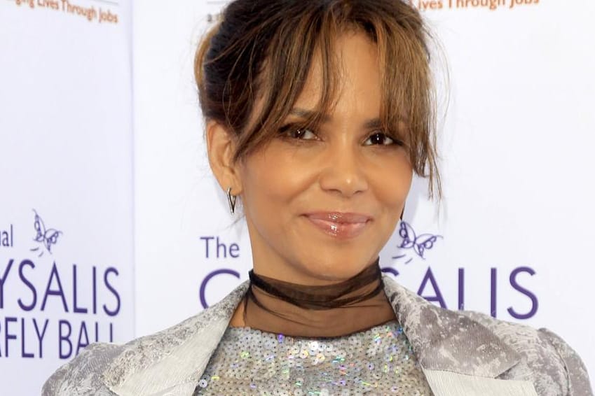 Halle Berry trug dieses hübsche Glitzerkleid, doch ihr leichter Bauchansatz gab Anlass zu Spekulationen