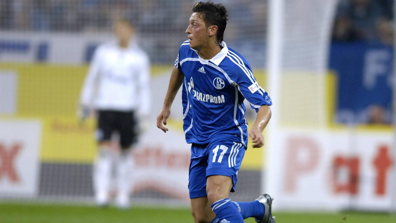 Von 2005 bis 2008 spielte Özil im Trikot der Knappen.