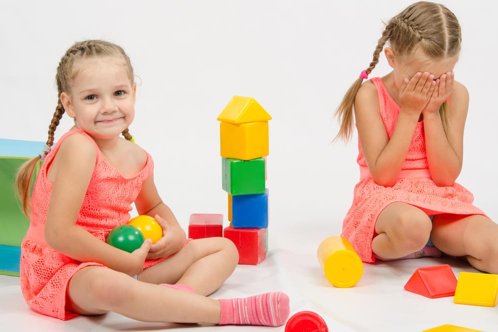 Zwei Mädchen: Beim gemeinsamen Spielen kommt es zwischen Kindern manchmal zu Streit – zum Beispiel, wenn sie ihre Spielsachen nicht teilen wollen.