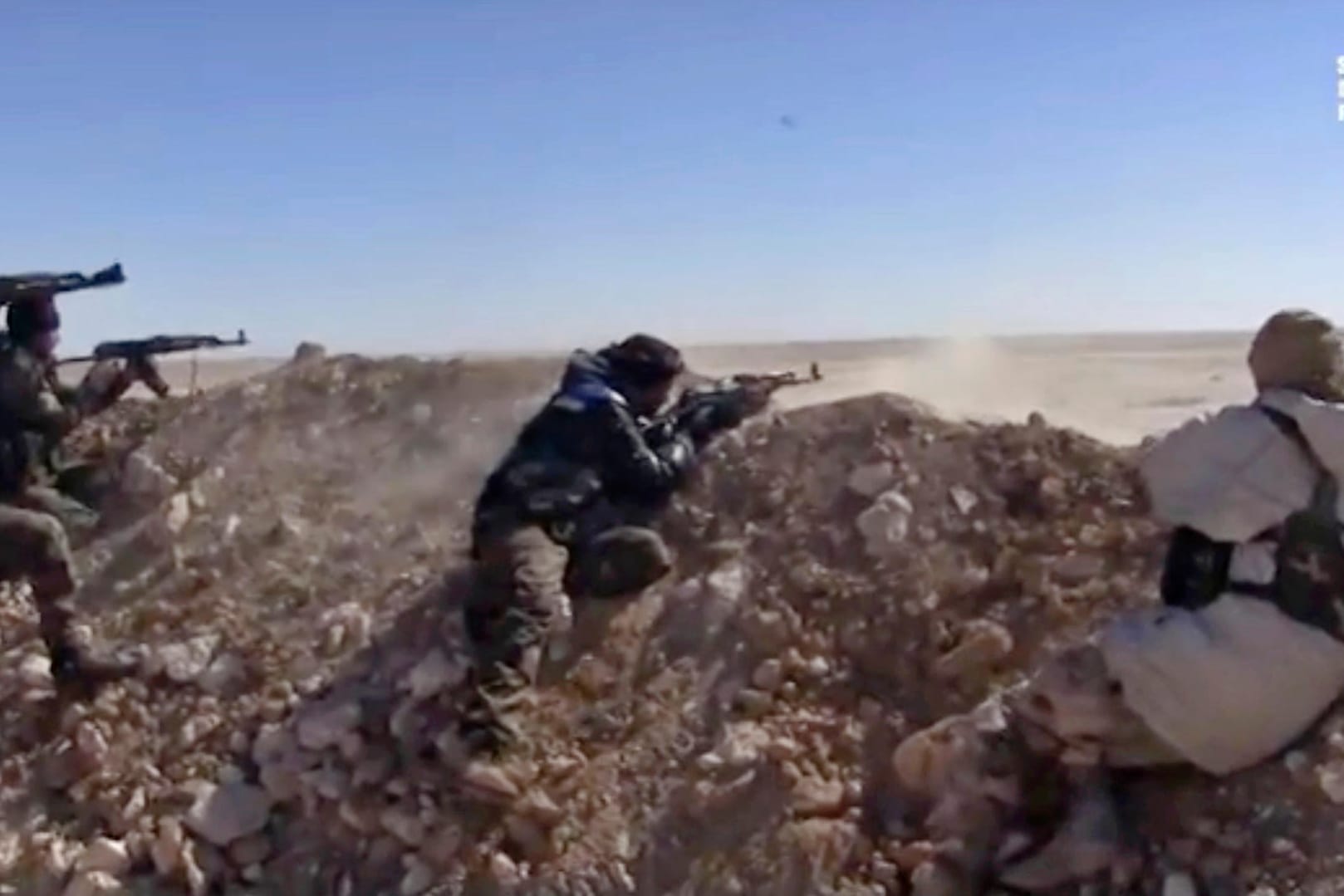 Kämpfer der syrischen Rebellen während eines Gefechts bei Rakka.