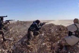 Kämpfer der syrischen Rebellen während eines Gefechts bei Rakka.