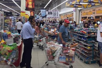 In Katars Hauptstadt Doha kam es in den Supermärkten zu ersten Hamsterkäufen.