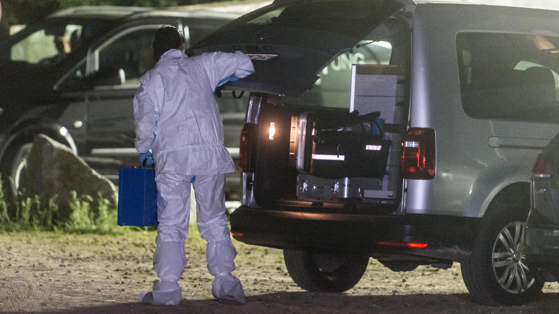Ein Ermittler der Spurensicherung am Ort der tödlichen Messerattacke in Arnschwang. Ein Ermittler der Spurensicherung am Ort der tödlichen Messerattacke in Arnschwang.