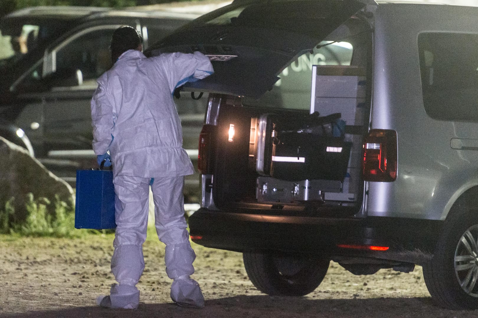 Ein Ermittler der Spurensicherung am Ort der tödlichen Messerattacke in Arnschwang.