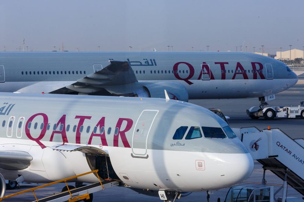 Zwei Maschinen von Qatar Airlines auf einem Flugplatz