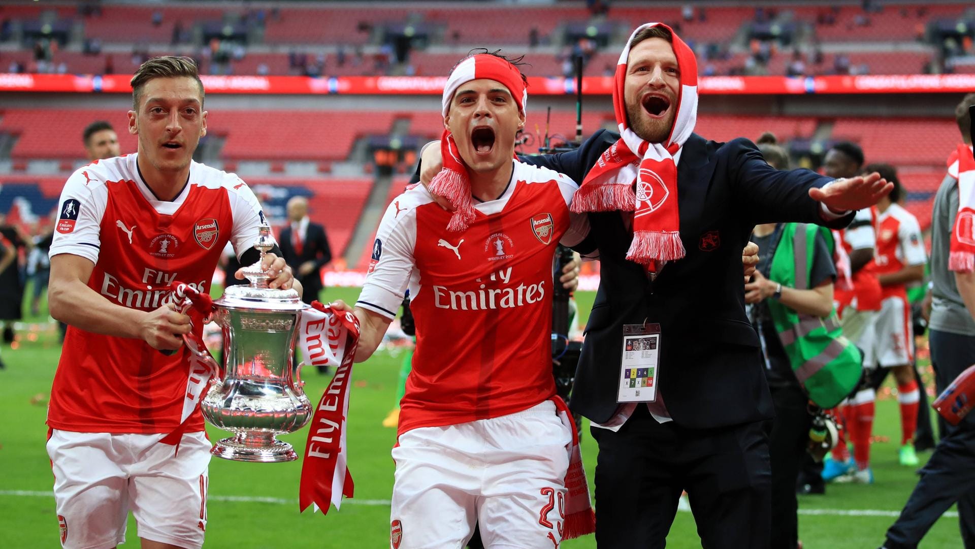 Mesut Özil, Granit Xhaka und Shkodran Mustafi feiern den Sieg im FA-Cup.