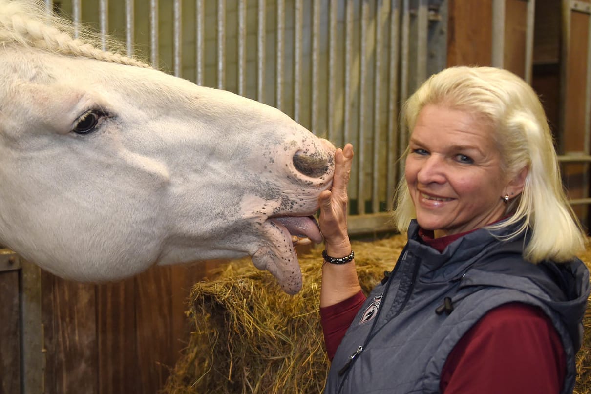 Carmen Hanken mit Tammes Lieblingspferd Jumper.