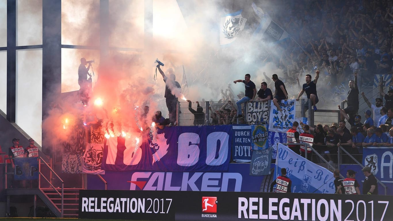Chaos beim Relegationsspiel in Regensburg: Löwen-Anhänger zünden Pyrotechnik.
