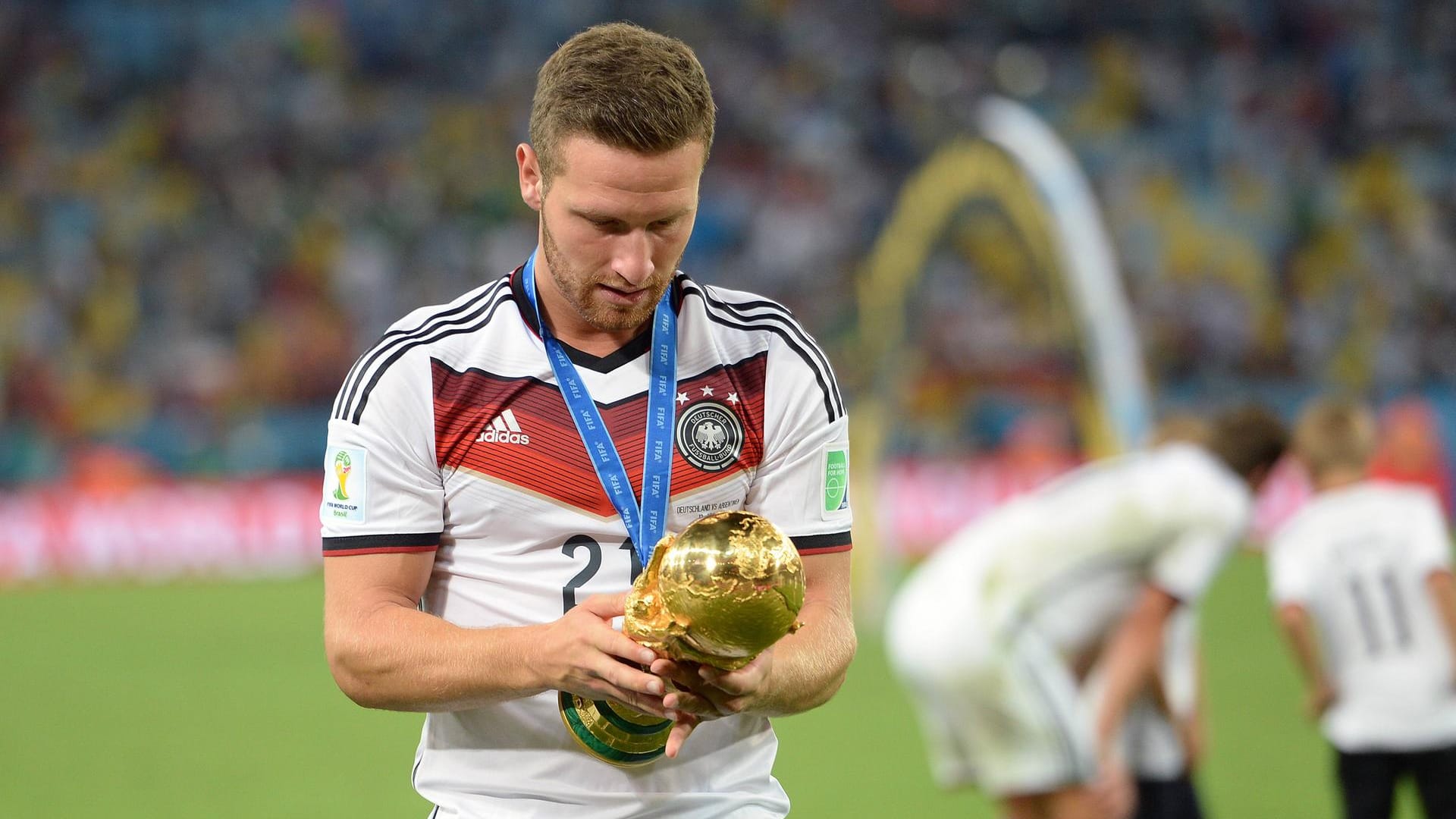 Weltmeister: Shkodran Mustafi mit dem Pokal in Brasilien.