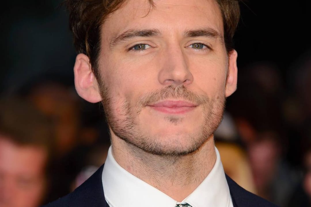 Sam Claflin zweifelt manchmal an seinem Aussehen.