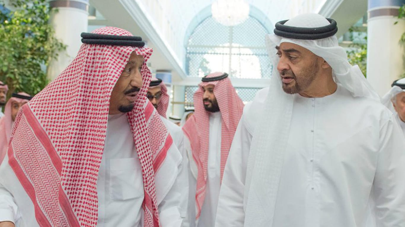 Der saudische König Salman (l) und der Emir von Abu Dhabi, Scheich Muhammad bin Zayid Al Nahyan.