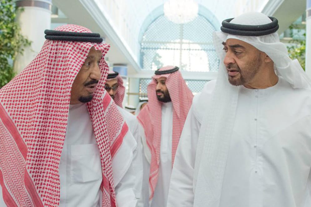 Der saudische König Salman (l) und der Emir von Abu Dhabi, Scheich Muhammad bin Zayid Al Nahyan.