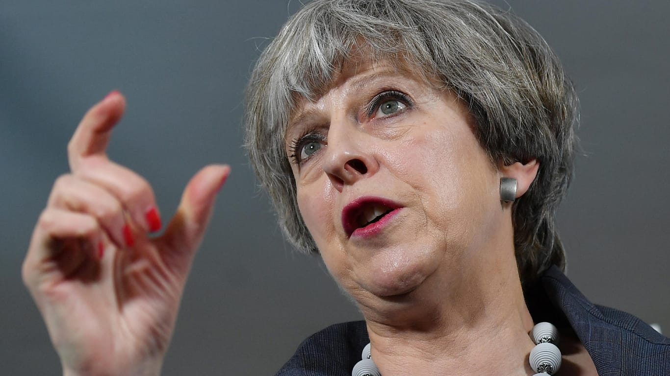 Großbritanniens Premierministerin Theresa May weiß selbst, dass ihr Vorsprung auf Labour-Chef Jeremy Corbin bedrohlich klein geworden ist.