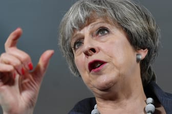 Großbritanniens Premierministerin Theresa May weiß selbst, dass ihr Vorsprung auf Labour-Chef Jeremy Corbin bedrohlich klein geworden ist.