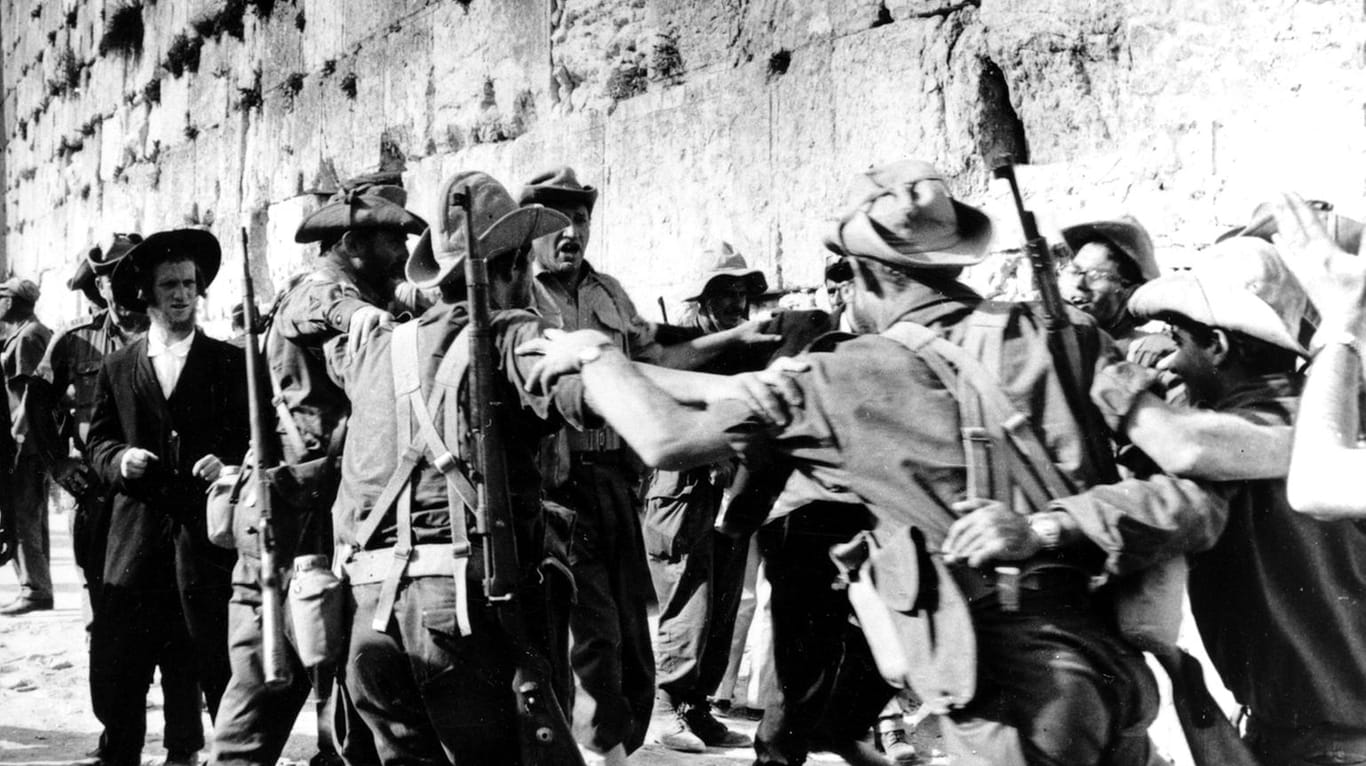 Israelische Soldaten feiern und Tanzen im Juni 1967 an der Klagemauer in Jerusalem.