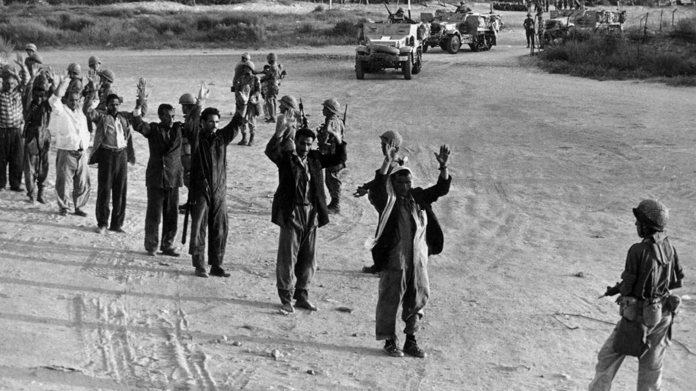 Israelische Soldaten lassen Gefangene am 06. Juni 1967 in Gaza in einer Reihe antreten, um sie anschließen zu identifizieren und zu verhören.