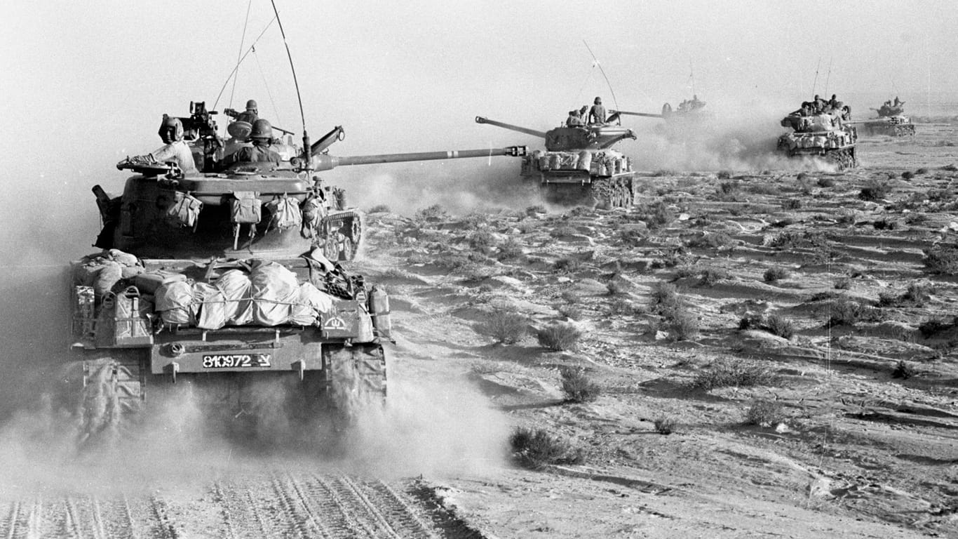 Israelische Panzer rücken im Juni 1967 auf der Halbinsel Sinai auf ägyptische Stellungen vor.