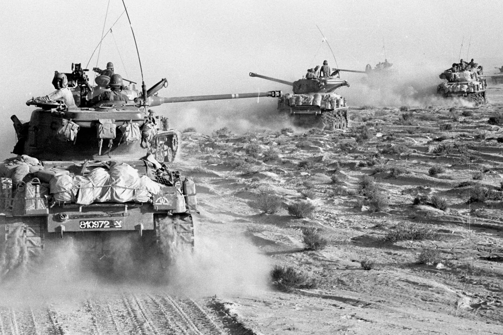 Israelische Panzer rücken im Juni 1967 auf der Halbinsel Sinai auf ägyptische Stellungen vor.