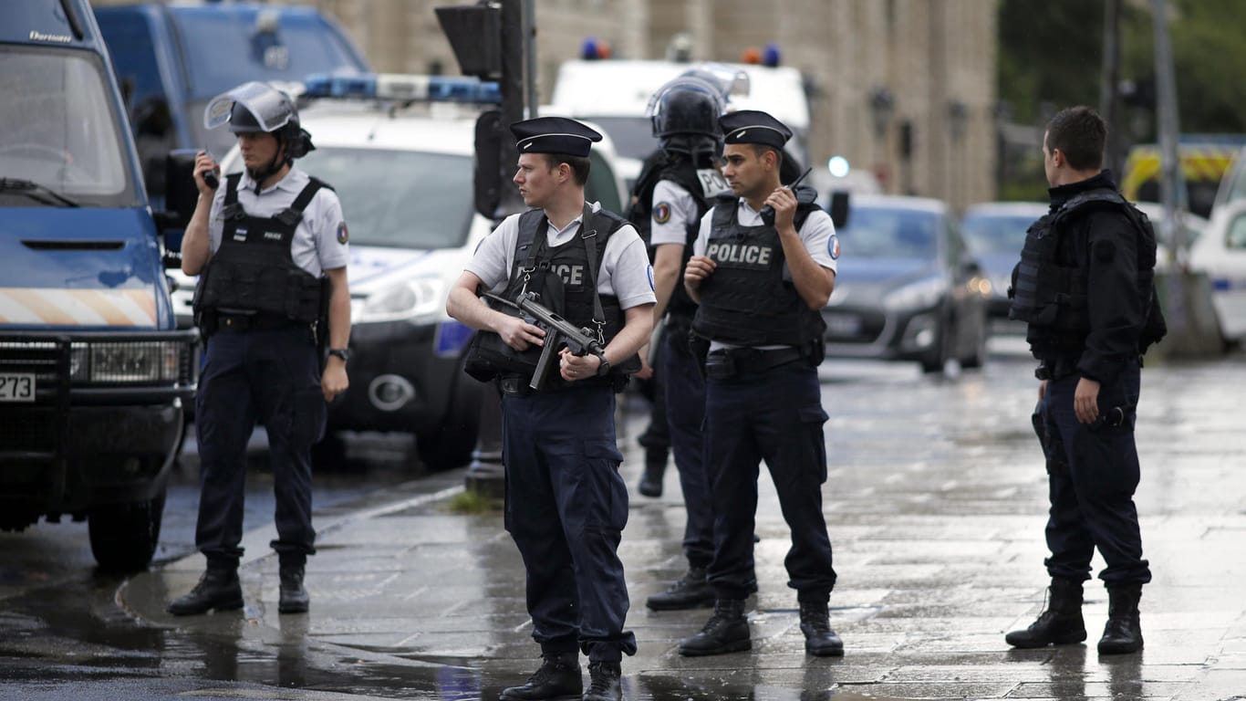 Polizisten sperren den Zugang zur Kathedrale Notre-Dame in Paris.