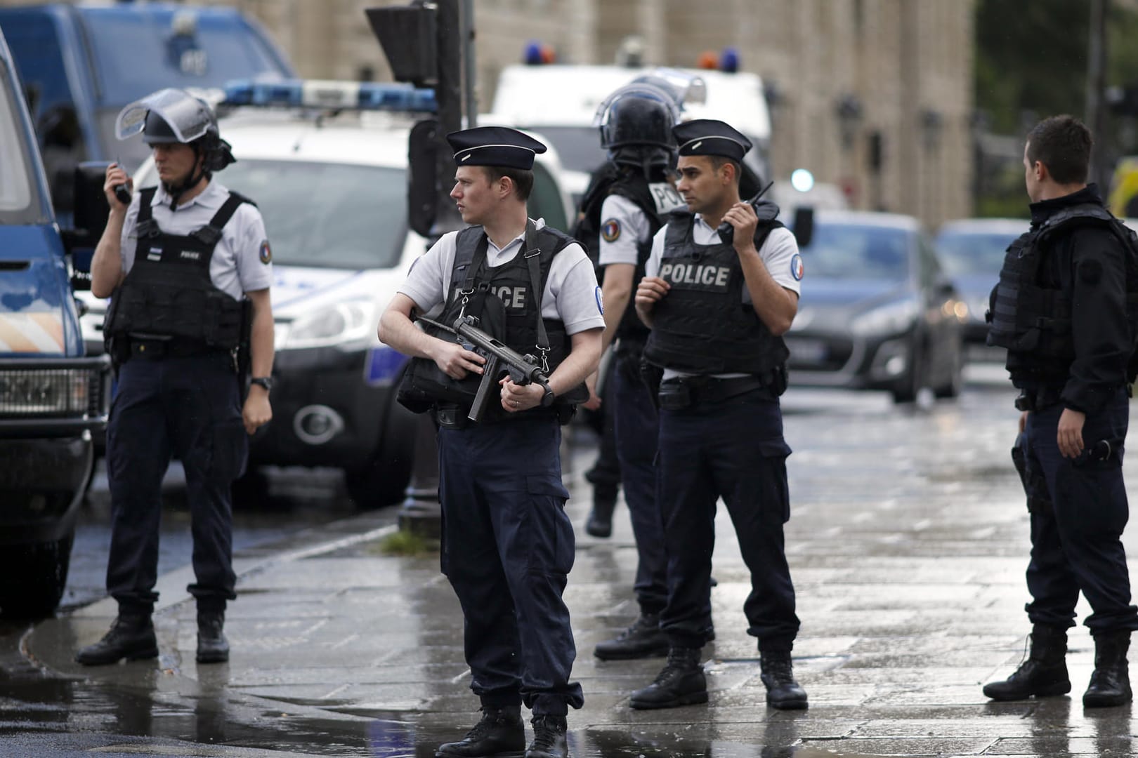 Polizisten sperren den Zugang zur Kathedrale Notre-Dame in Paris.