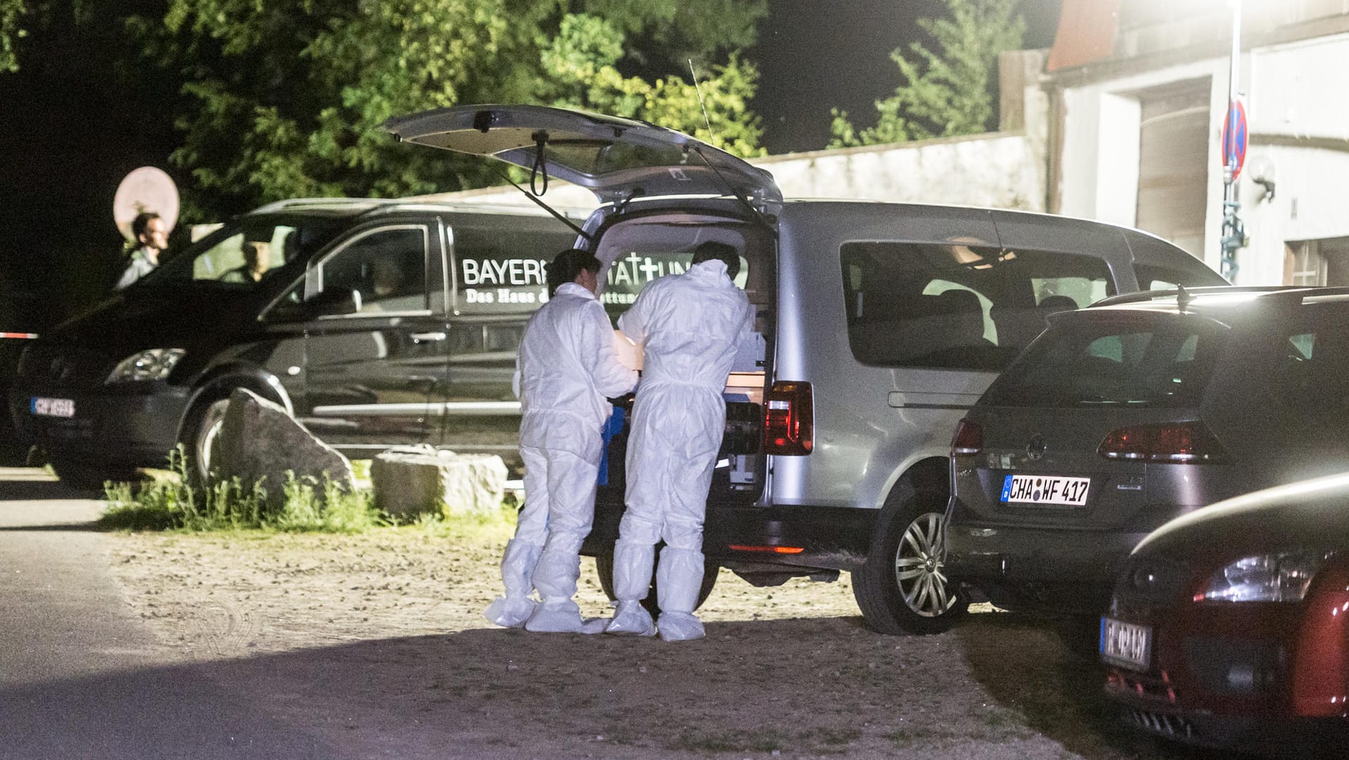 Mitarbeiter der Spurensicherung auf dem Gelände der Asylunterkunft nahe Arnschwang (Bayern). Mitarbeiter der Spurensicherung auf dem Gelände der Asylunterkunft nahe Arnschwang (Bayern).