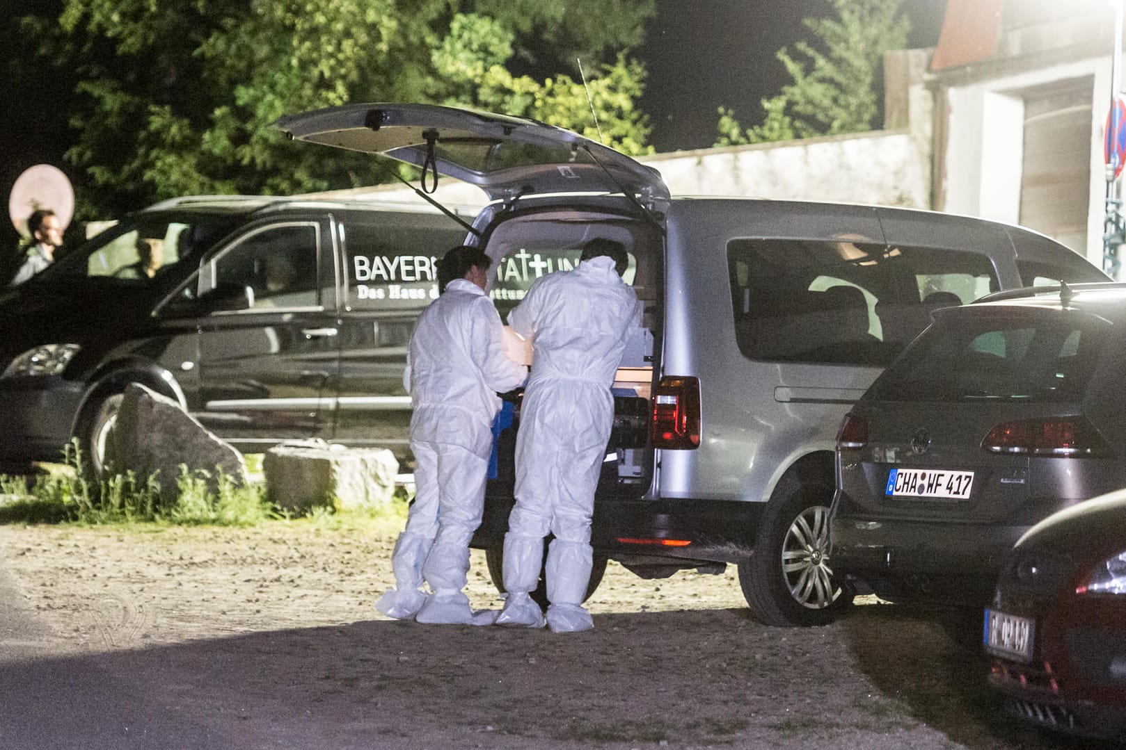 Mitarbeiter der Spurensicherung auf dem Gelände der Asylunterkunft nahe Arnschwang (Bayern).