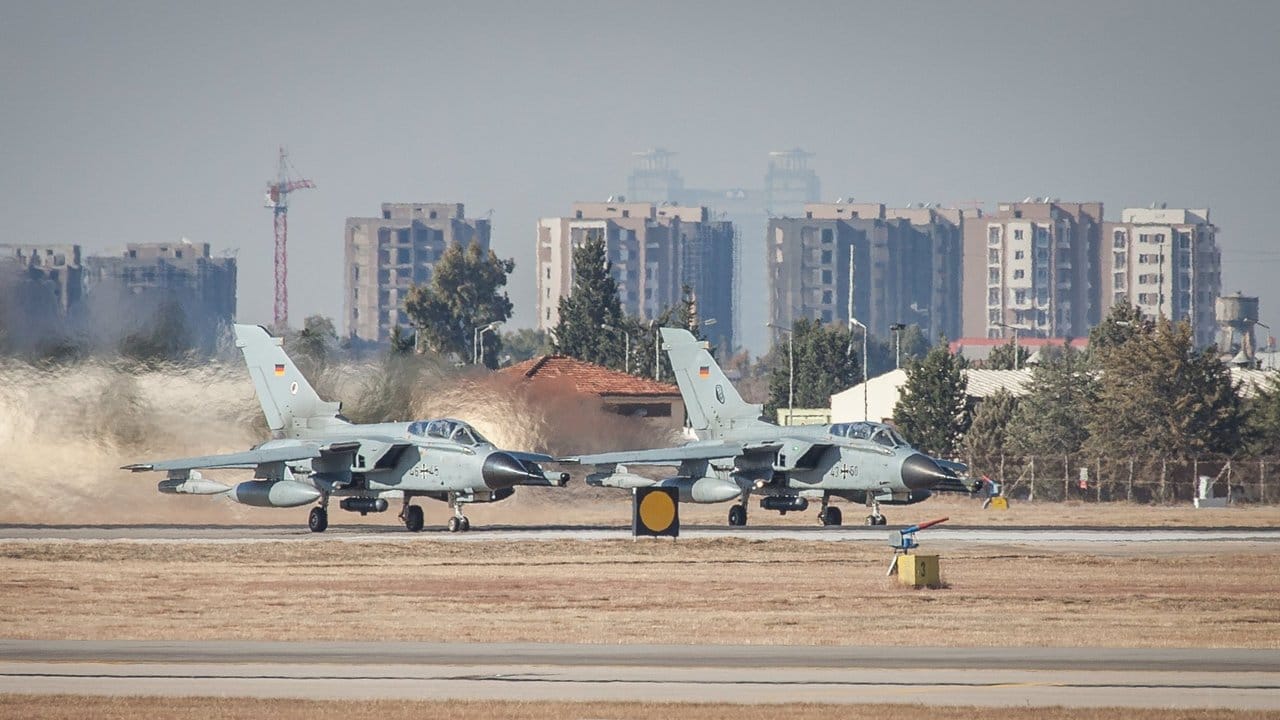 Zwei Recce-Tornados der Luftwaffe starten im Rahmen des Einsatzes Counter DAESH in Incirlik.