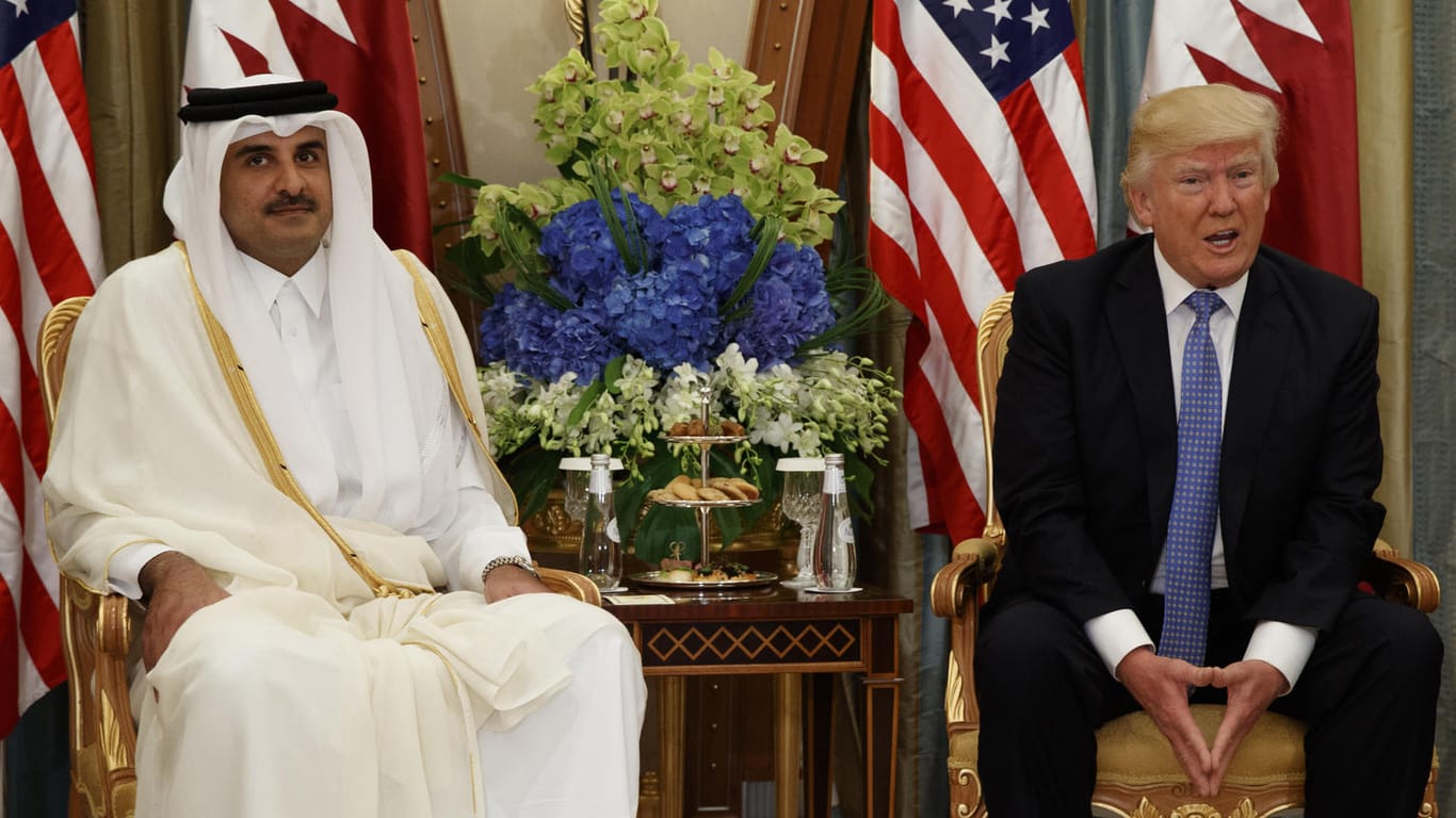 Katars Emir Scheich Tamim bin Hamad Al-Thani (l) und US-Präsident Donald Trump in Riad.