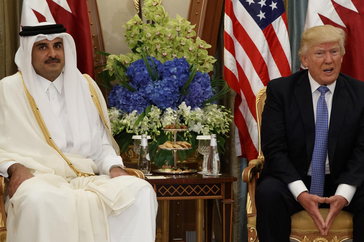 Katars Emir Scheich Tamim bin Hamad Al-Thani (l) und US-Präsident Donald Trump in Riad.