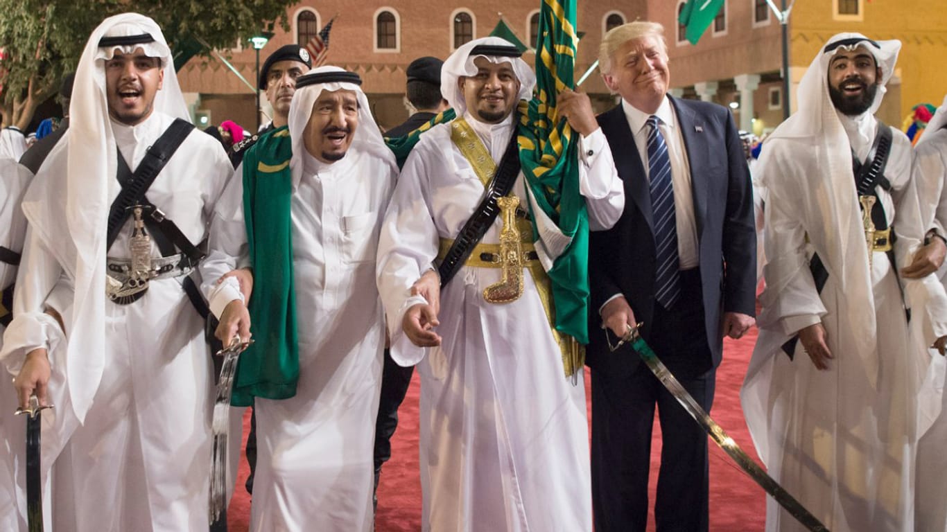 US-Präsident Donald Trump trägt ein traditionelles Schwert bei einer Willkommenszeremonie im Murabba-Palast in Riad.